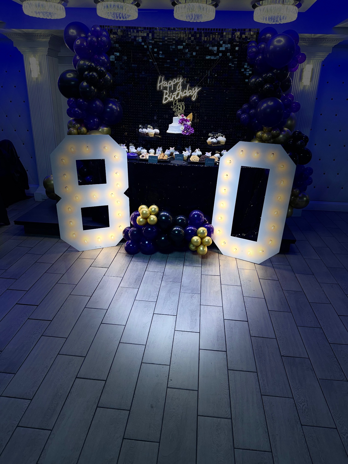 Marquee 80 numbers with navy and gold balloon garland